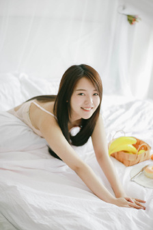 一面亲膜上边奶一个膜边